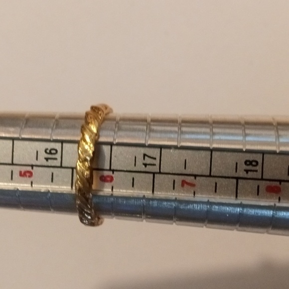 Golden twist ring - Picture 2 of 2